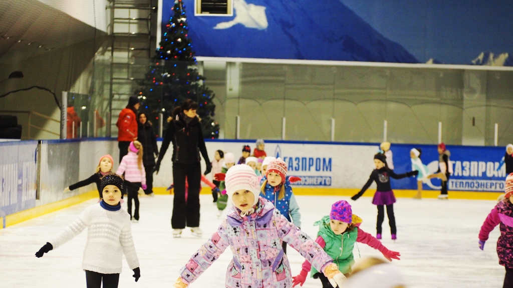 ПРОМЕТЕЙ Новый год 2017 Дед Мороз на коньках дарит подарки детям